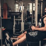 Søvn er en af de vigtigste faktorer i forhold til muskelgenerering Mand træner i fitnesscenter