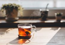 Sådan undgår du sygdom, så du hurtigere kan spille igen Te i gennemsigtig kop