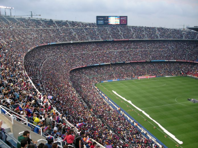 Kæmpe stadion med mange tilskuere