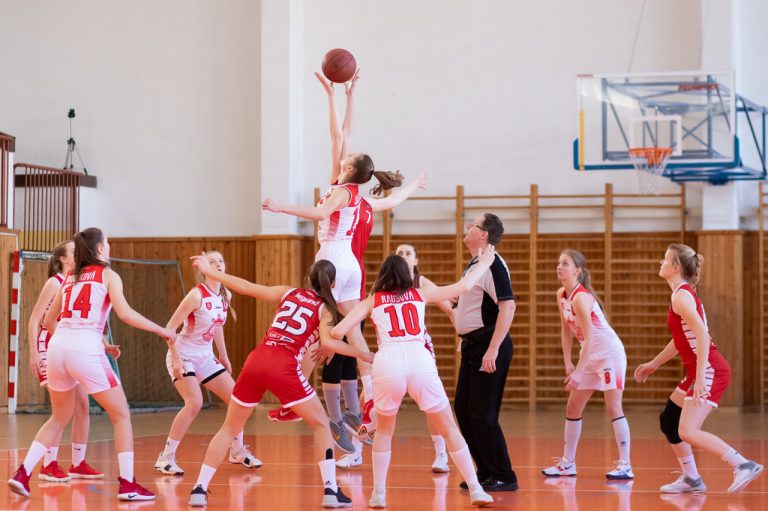 Kvinder der spiller basket