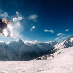 Ekstremsport kræver en god ulykkesforsikring Person står på snowboard ned ad bjerg