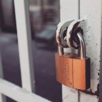 Udfordr dig selv i et breakoutroom Hængelås sidder på dør