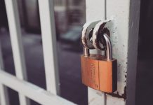 Udfordr dig selv i et breakoutroom Hængelås sidder på dør