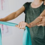 Hvorfor du burde eje en træningselastik Person bruger en træningselastik